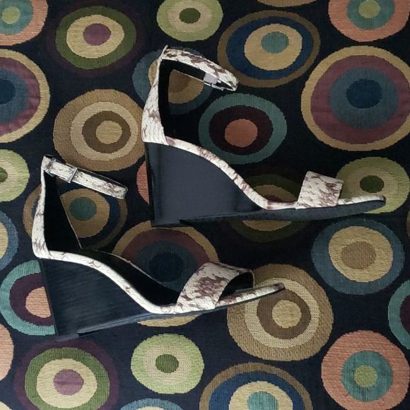 🐍🐍🐍MICHAEL KORS peep-toe wedge-platform heels🐍🐍🐍 - Picture 3 of 8